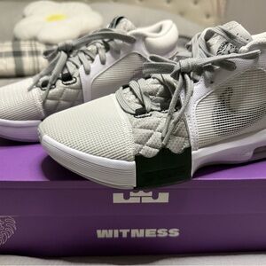 Nike LeBron Witness VIII Gray and White Shoes size 8.5M, 10W